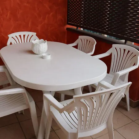 With Nicely Decorated Interior Near Garda * ラツィーゼ